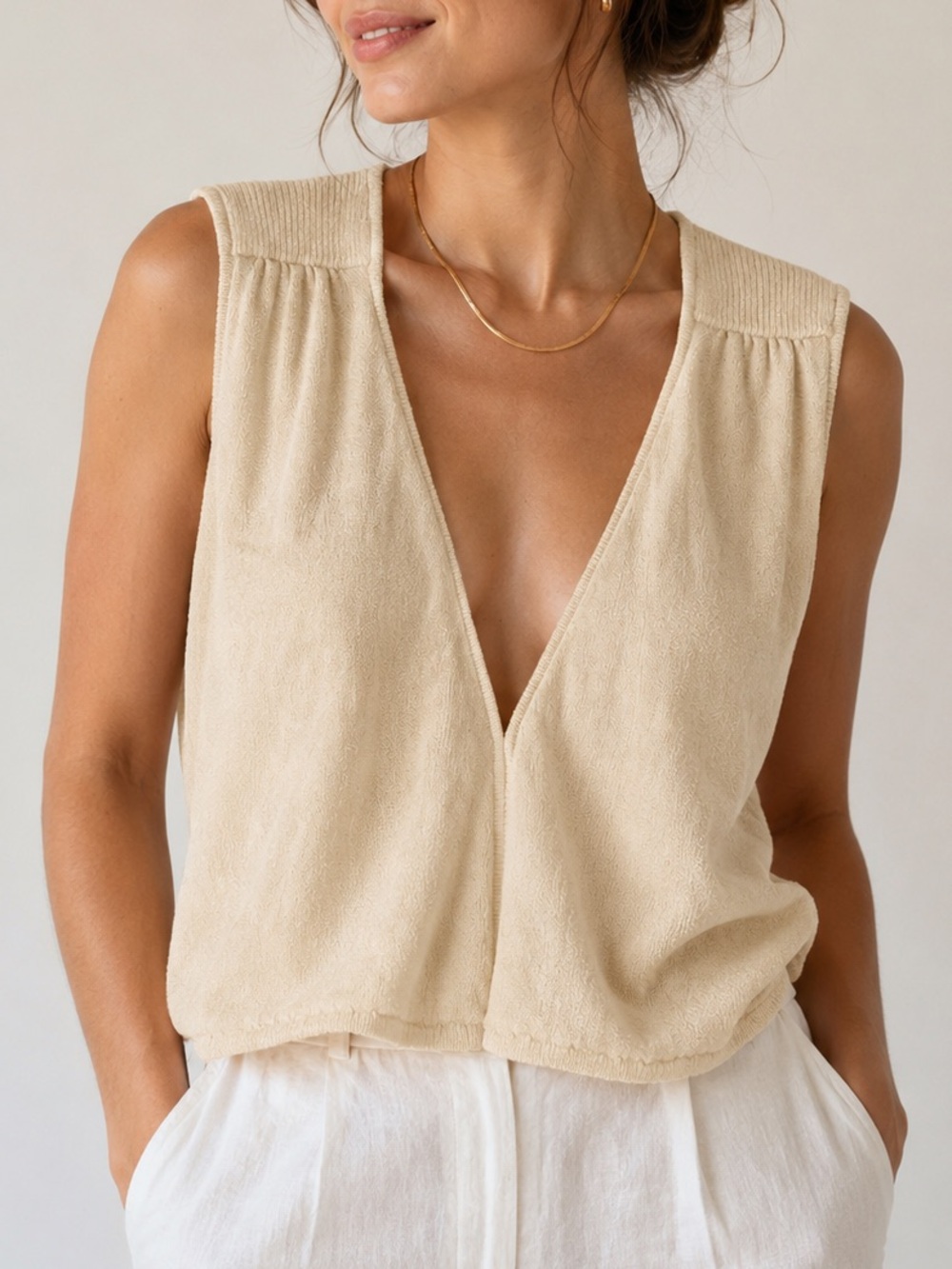 ST. JOHN Cream Ribbed Knit Vest Size S Eye Hook Closure Vintage Timeless Classic